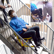 電動で階段を昇降する車椅子